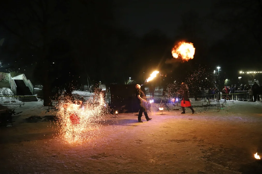 Ogień dosłownie rozgrzał mieszkańców. Widowiskowe show w parku (ZDJĘCIA)