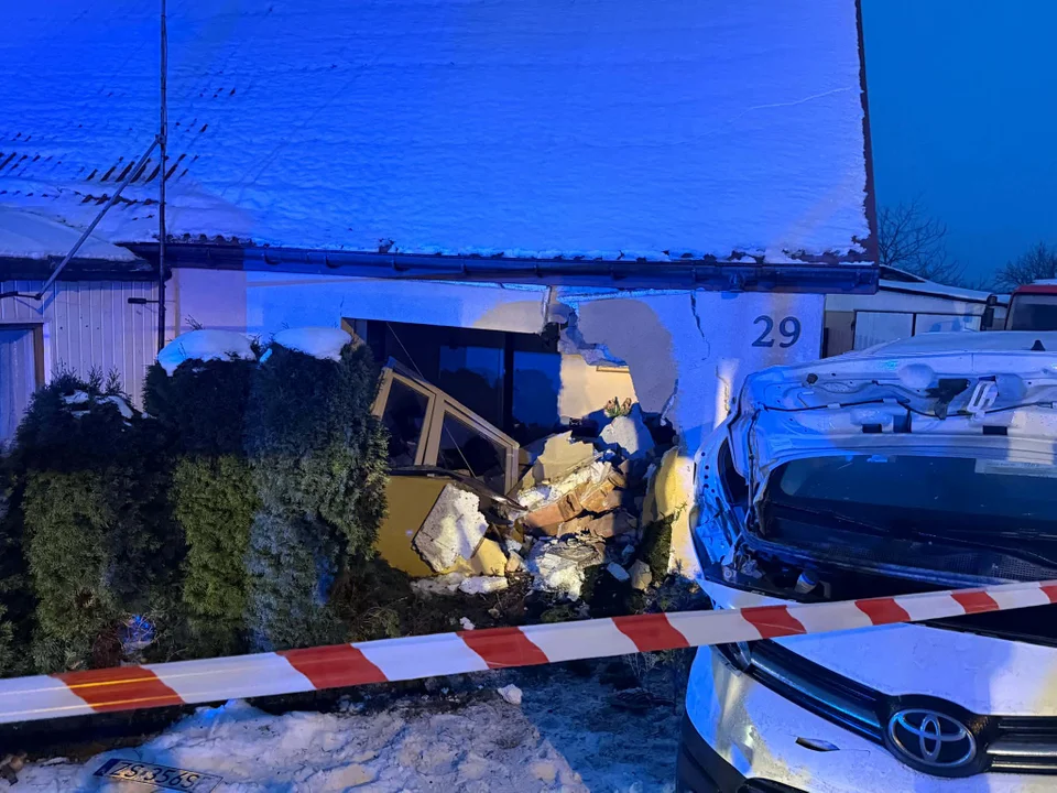 Chwile grozy o poranku! Samochód wjechał w dom, są ranni! [ZDJĘCIA]