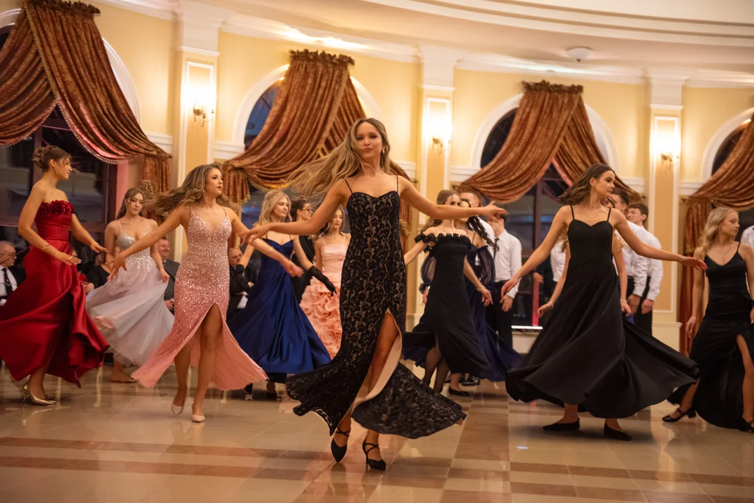 Walc, Elvisy i świetna zabawa. Trwa studniówka Małachowianki w Hotelu Kawallo cz.2 [ZDJĘCIA]