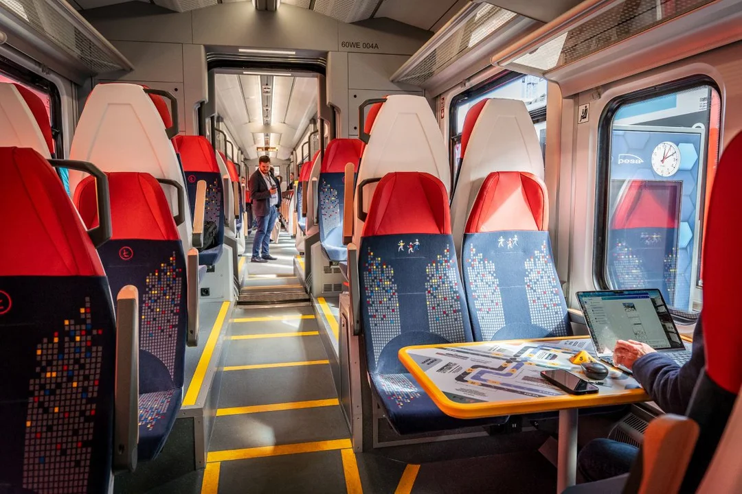 Jeszcze nie wyjechały, a już zgarnęły nagrodę. Nowe pociągi dla Łódzkiego [FOTO]