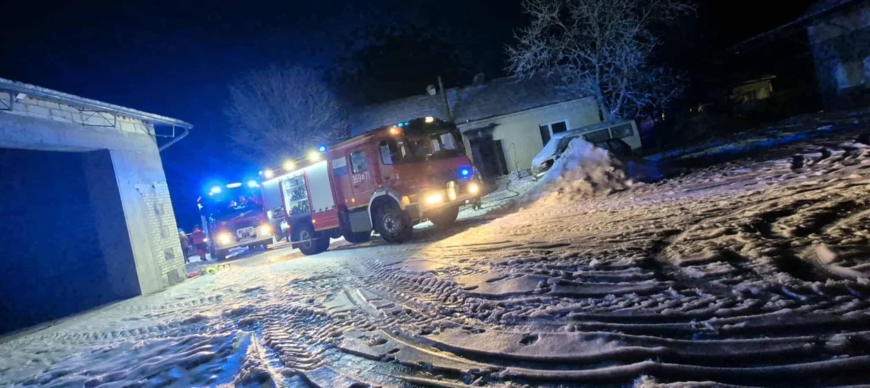 Pożar w domu jednorodzinnym pod Płockiem! Dwie osoby są poszkodowane [ZDJĘCIA]