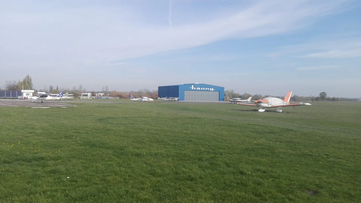 Przez zieloną granicę do Europy Zachodniej. Takie ucieczki były także z lotniska w Piotrkowie [ZDJĘCIA]