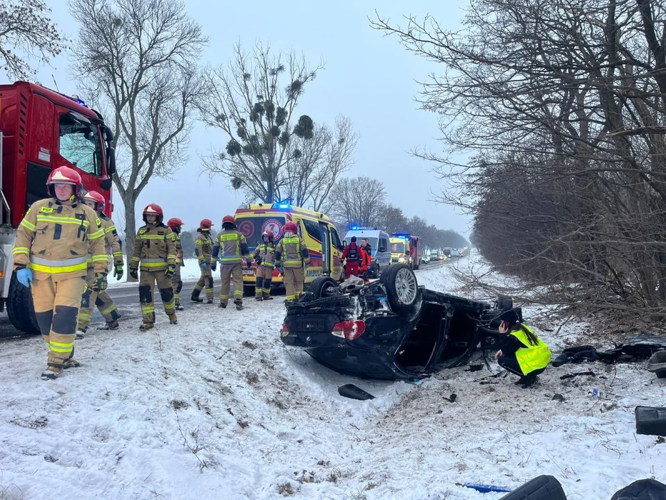 Groźne dachowanie niedaleko Łodzi. Droga zablokowana, śmigłowiec i karetki na miejscu