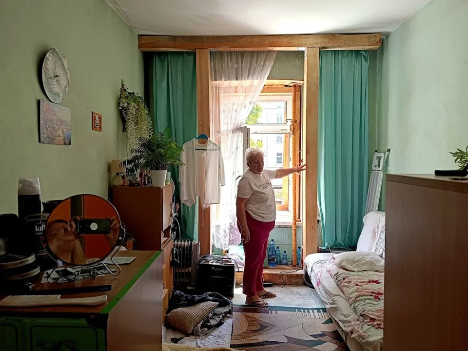 Grzyb czarny jak smoła, belki pod sufitem. Tak się mieszka centrum Łodzi [GALERIA]