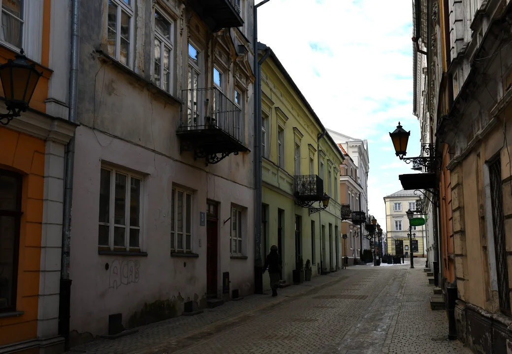 Czy wizerunek ulicy Starowarszawskiej się zmienia? Ta okolica w Piotrkowie wciąż ma dwa różne oblicza [ZDJĘCIA]