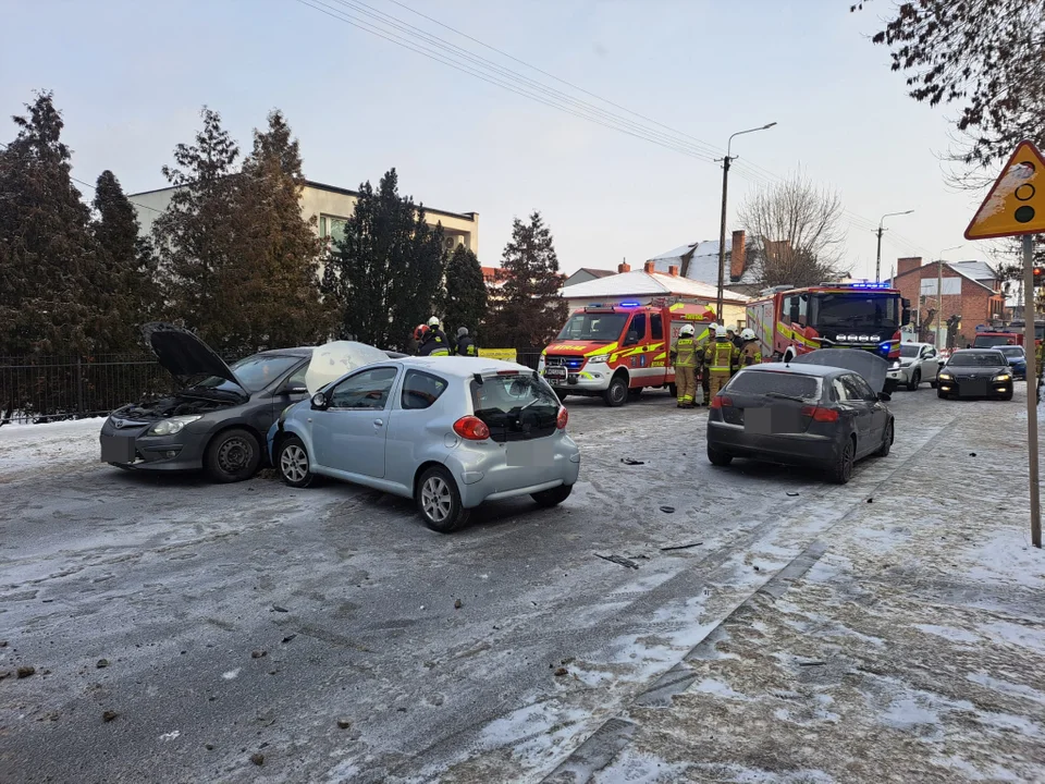 Wypadek z udziałem kilku pojazdów. Są ranni, droga zablokowana [ZDJĘCIA]