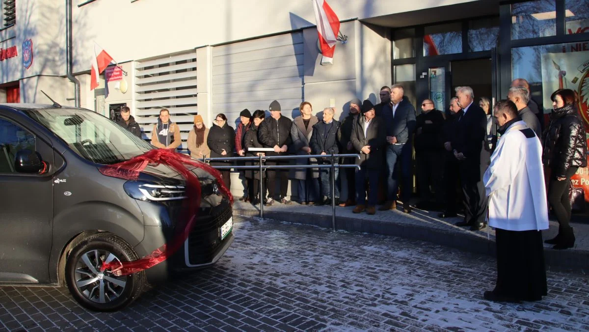 Gmina zakupiła samochód. Odbyła się duża uroczystość, proboszcz poświęcił pojazd