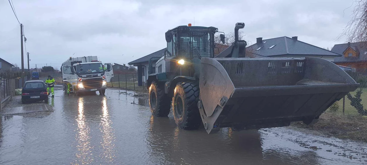 Karetki grzęzną w błocie, mieszkańcy latami pozostawieni sami sobie. Nadchodzi przełom?