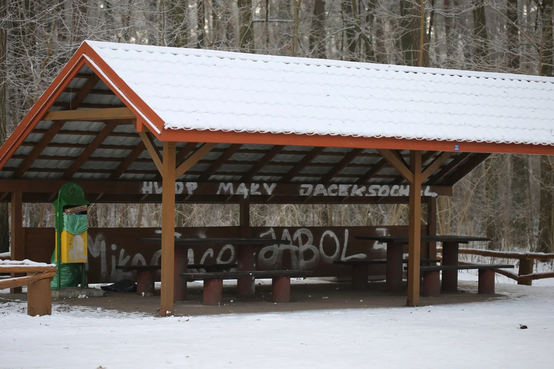 Miała służyć wszystkim. Zobacz, co wandale zrobili z nową wiatą pod Płockiem!