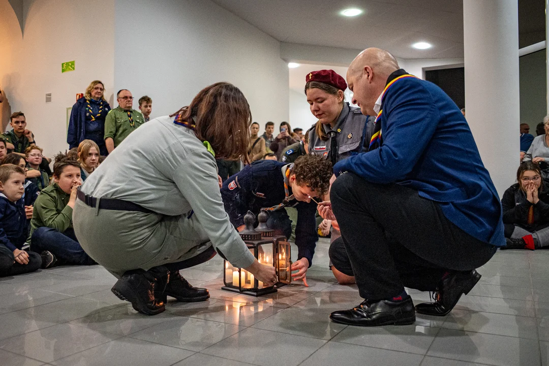 Miało być ognisko, ale wyszło "świeczkowisko". Dzień Myśli Braterskiej w Płocku [ZDJĘCIA]
