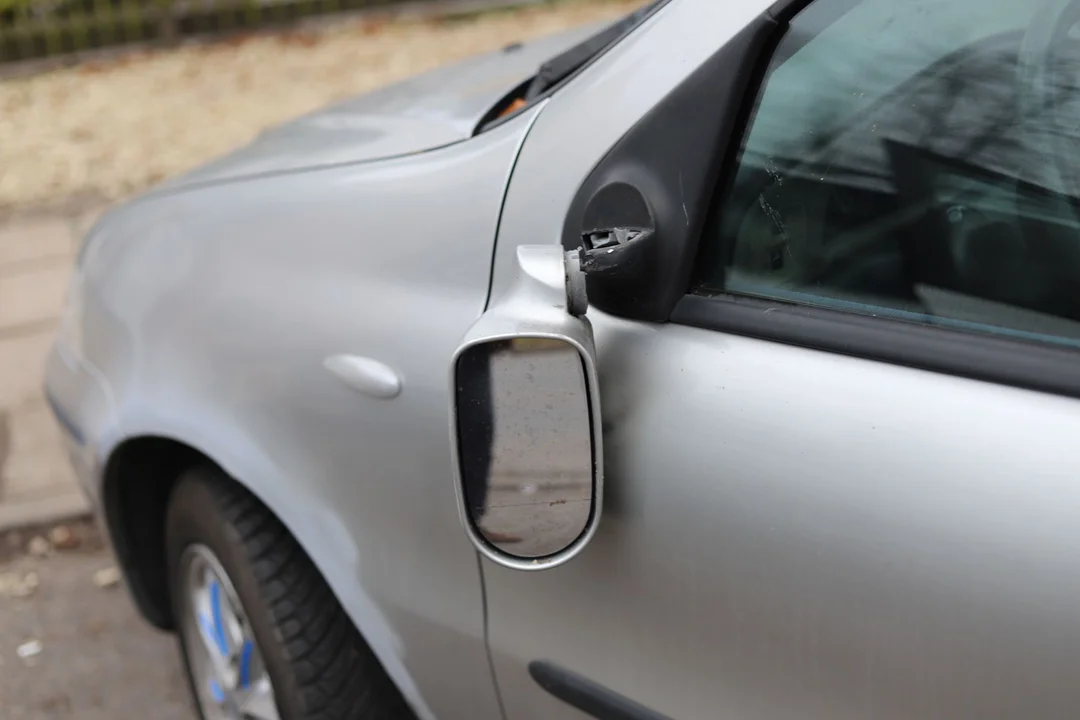 Nocne popisy wandali: uszkodzone auta na ulicach miasta. Policja szuka świadków (FOTO)