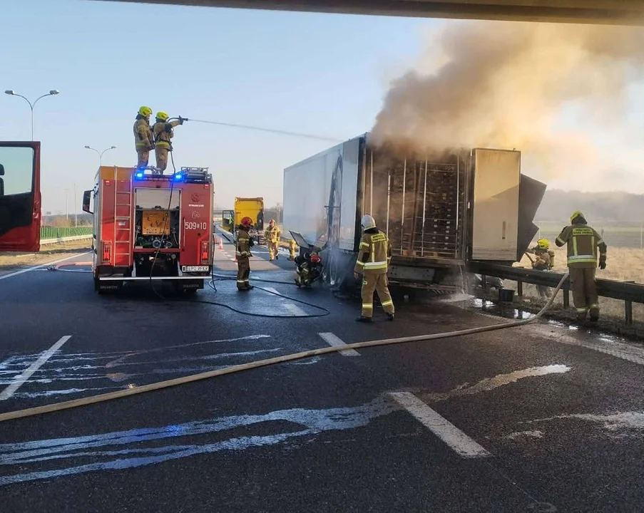 Płonąca ciężarówka sparaliżowała A2. Kierowcy utknęli w gigantycznych korkach [FOTO]