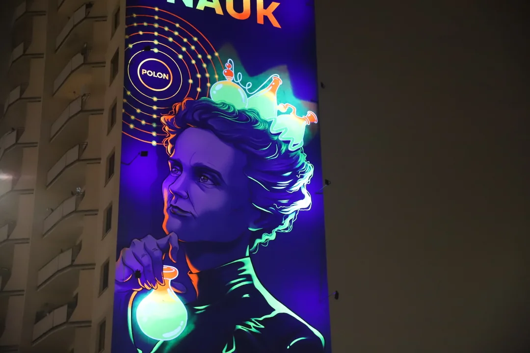 Płock ma coś, co jest rzadkością w Polsce. Niezwykły mural, na niebo spogląda dumna Maria Skłodowska-Curie [ZDJĘCIA]
