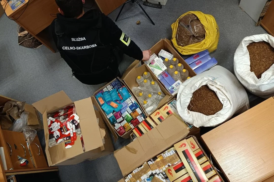 Wielka akcja celników przy Bałuckim Rynku. Papierosy i alkohol bez akcyzy w Łodzi i regionie