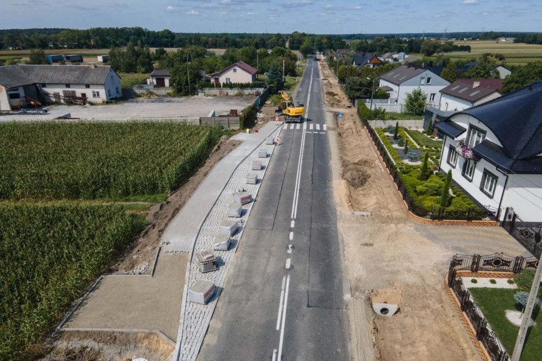 Ta ważna droga niedaleko Łodzi była w fatalnym stanie. Dziś jest równa i prosta [FOTO]