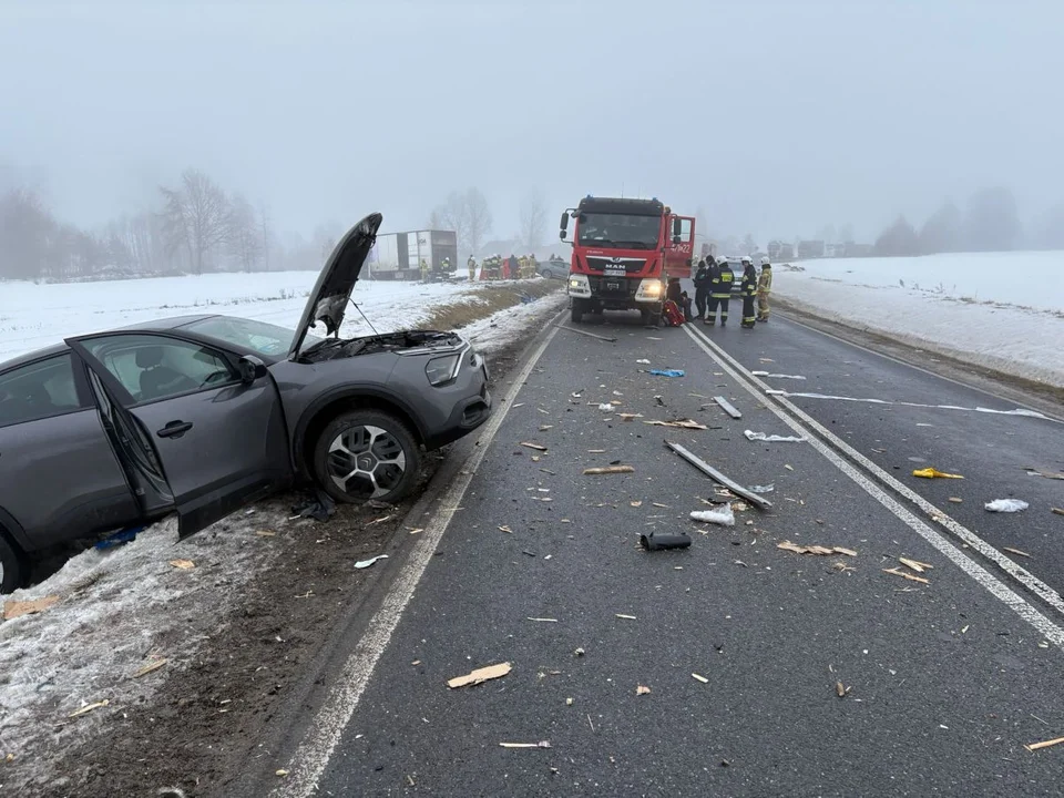 Strażacy rozcinali karoserię, by wydobyć rannego. Dramat na drodze w Łódzkiem