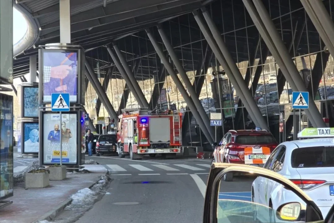 Akcja służb na łódzkim lotnisku. Wszystko przez kartonowe pudełko