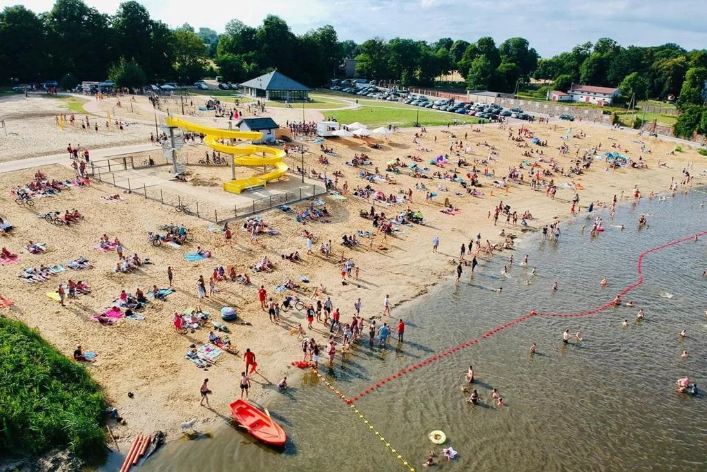 Nowe atrakcje nad zrewitalizowanym zalewem w Łódzkiem. Odwiedzający oderwą się od ziemi! [FOTO]