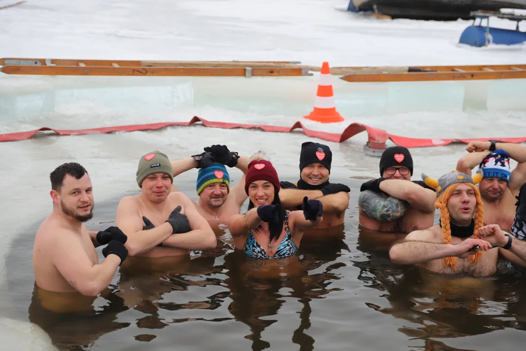 Przerębel w kształcie serca. W takich warunkach morsy w Słupnie grały z WOŚP [ZDJĘCIA]