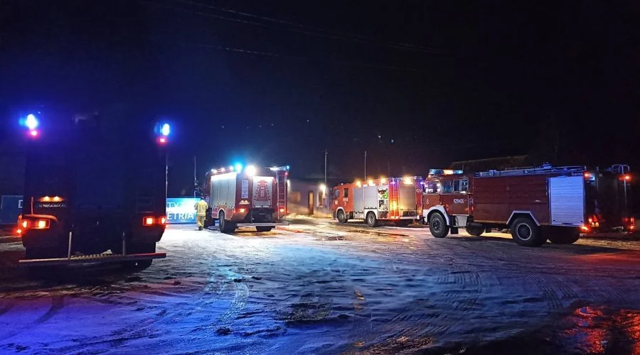 Pożar w powiecie kutnowskim. W akcji liczne siły straży pożarnej