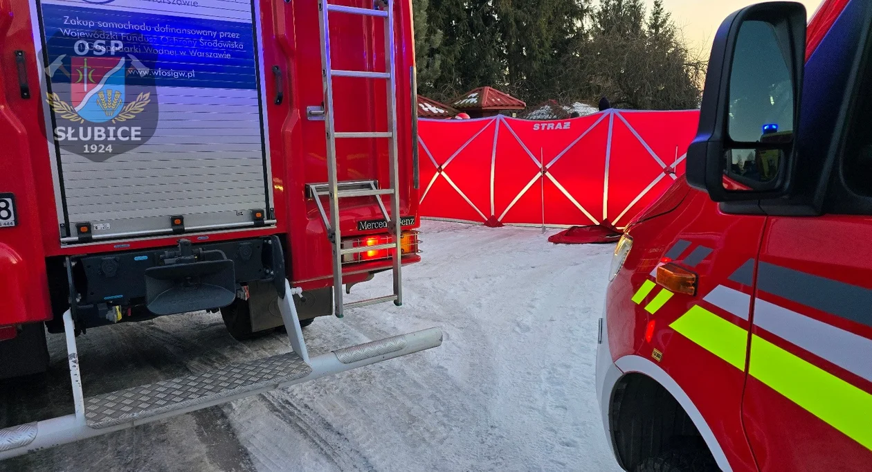 Mężczyzna był siny i nie oddychał. Dramatyczna akcja służb zakończona tragedią [ZDJĘCIA]