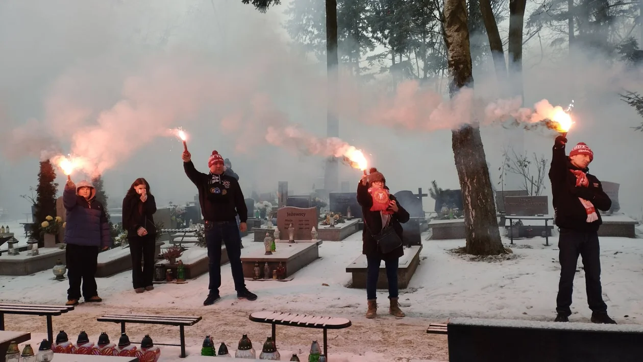 Pożegnanie Piotra Piątkowskiego. Kibice odpalili race [FOTO]
