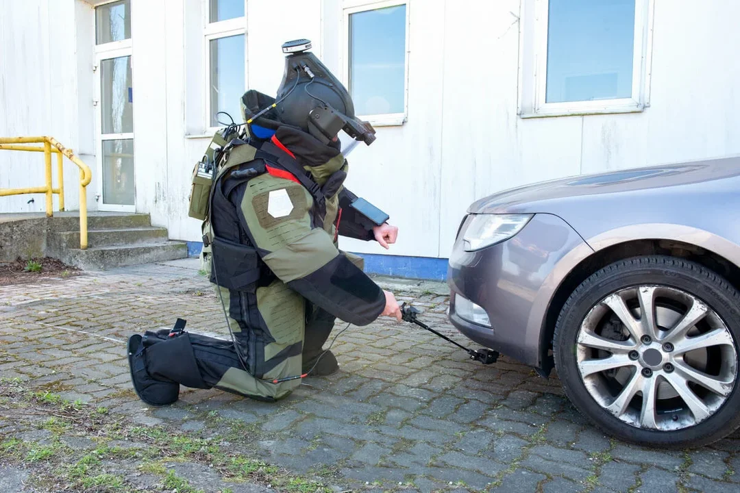 Wygląda jak z kosmosu, a powstał w Łodzi. Kombinezon dla pirotechników podbija świat