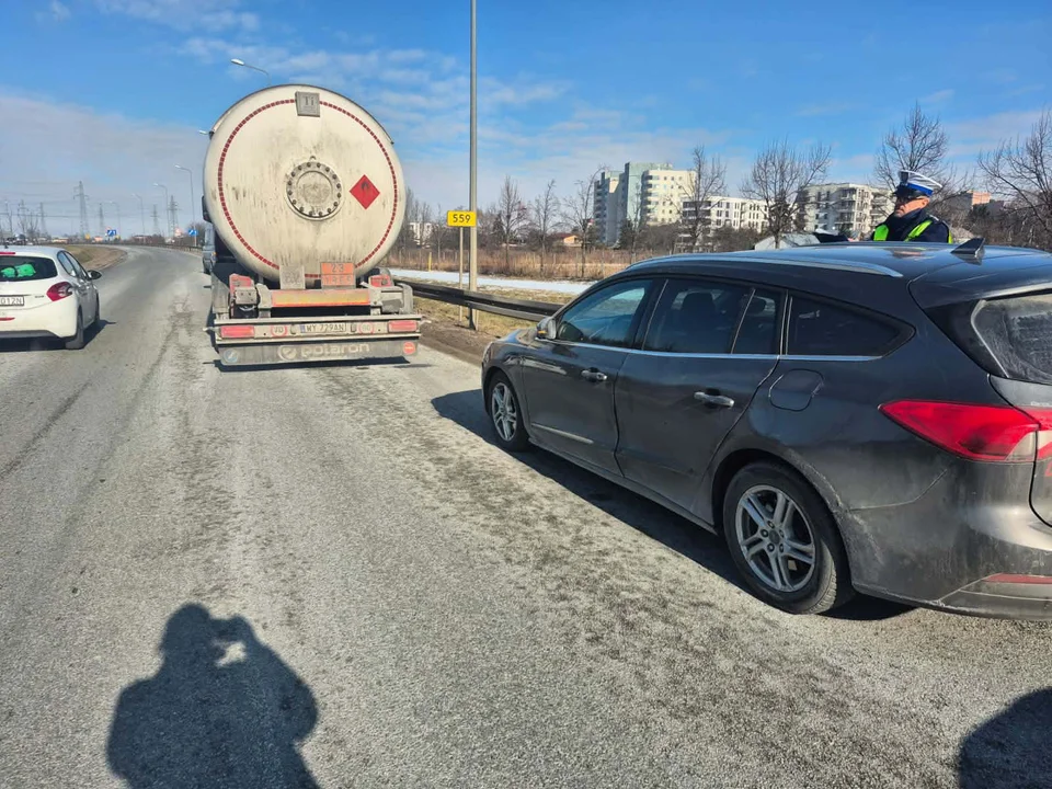 Chwile grozy na drodze w Płocku. Kobieta trafiła do szpitala! [ZDJĘCIA]