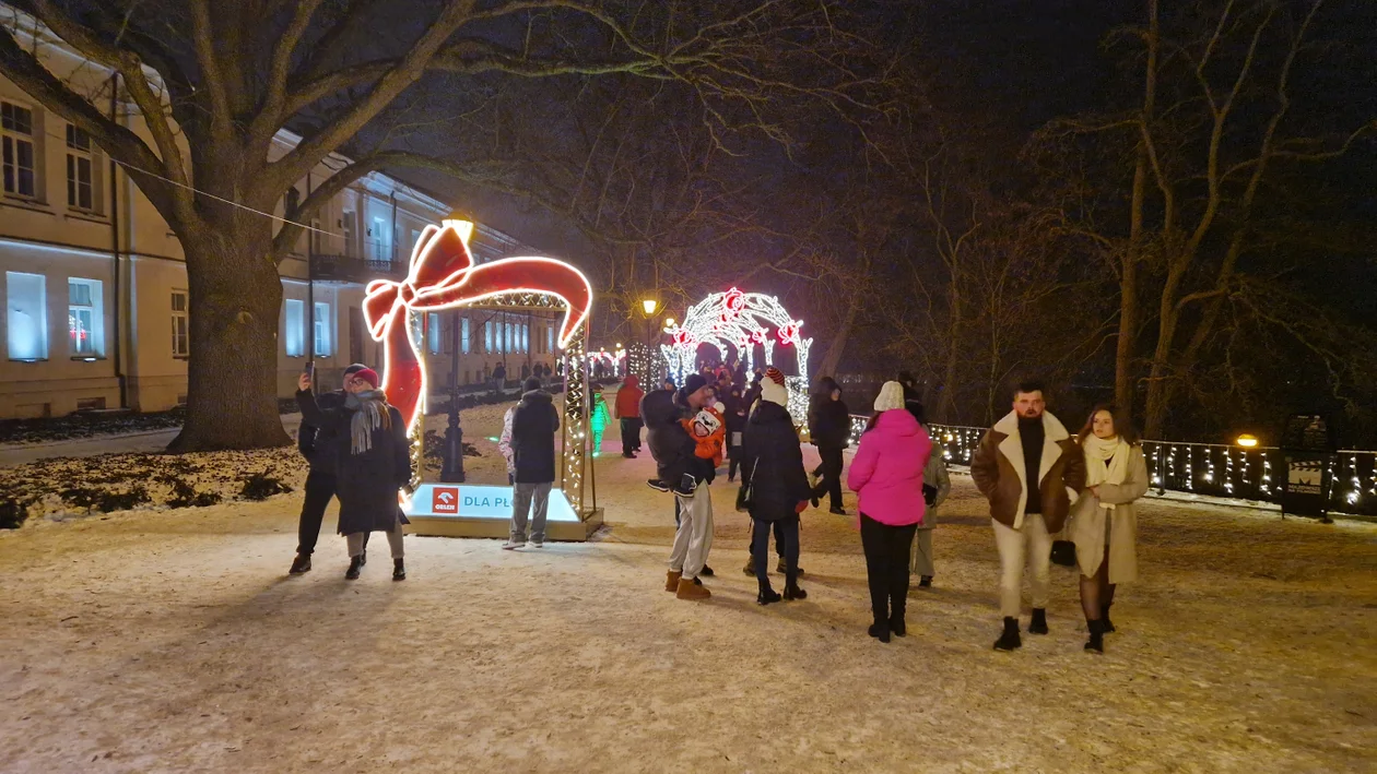 Koniec długiego wolnego i niemal ostatnia szansa. Sporo płocczan spacerowało po Wzgórzu Tumskim [ZDJĘCIA]