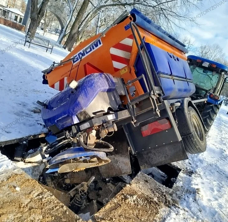 Dziura w Parku Staromiejskim. Pod ciągnikiem odśnieżającym alejkę zarwała się płyta! [FOTO]