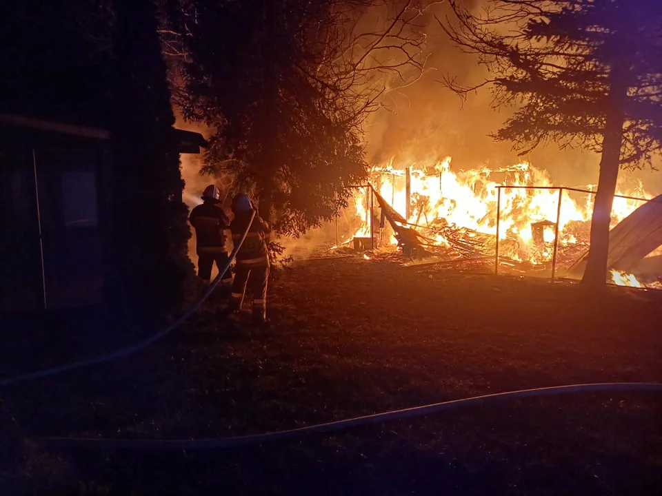 Chwile grozy pod Płockiem. Ogień trawił budynek, w środku butle z gazem! [ZDJĘCIA]