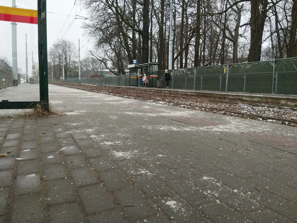 Piesi tańczyli na chodnikach, kierowcy - na jezdniach. Szklanka zaskoczyła nie tylko drogowców