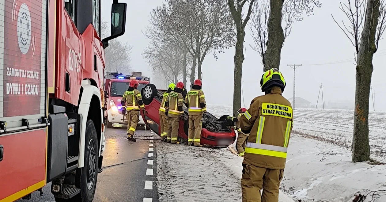 Chwila nieuwagi i dramat na drodze! Samochód rozbił się o drzewo [ZDJĘCIA]