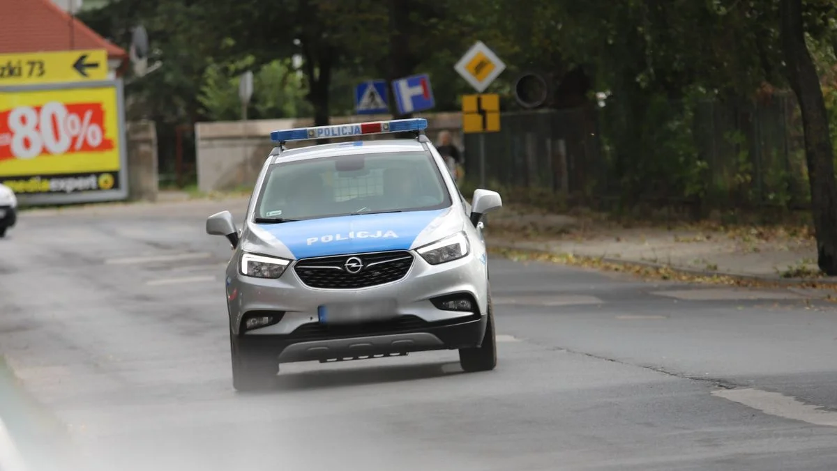 16-latek uciekał przed policją i taranował radiowóz. Wszystko kradzionym samochodem