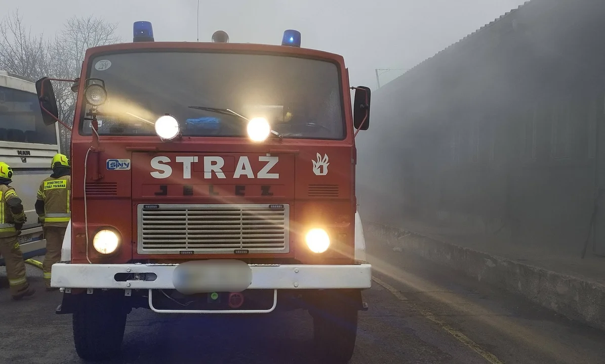 Pożar hali niedaleko Płocka. W akcji kilka zastępów straży [ZDJĘCIA]
