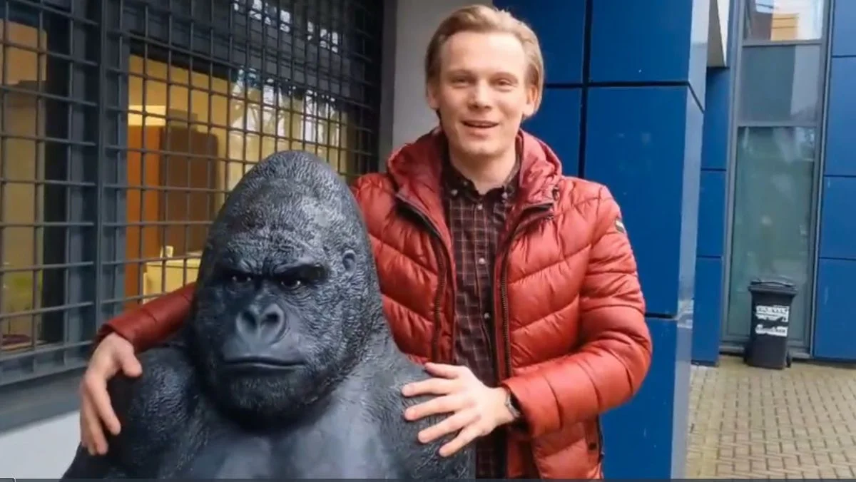 Wielka małpa pod Kutnem. Przebyła wiele kilometrów, jak się tu znalazła?