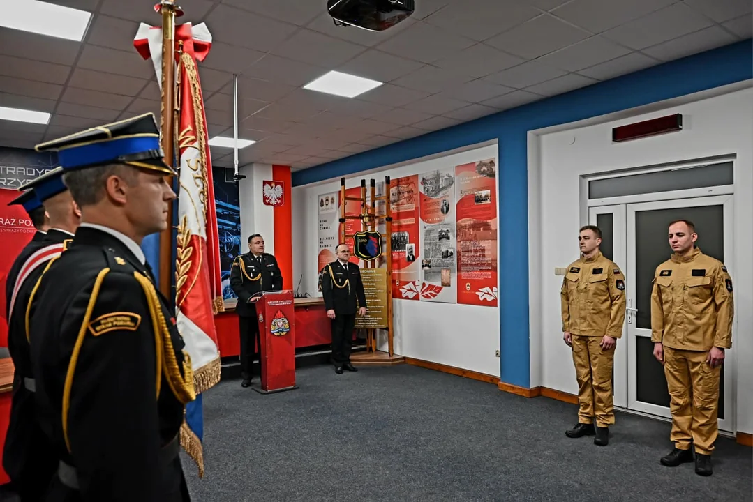 Uroczyście w kutnowskiej komendzie. Nowi strażacy złożyli ślubowanie (ZDJĘCIA)