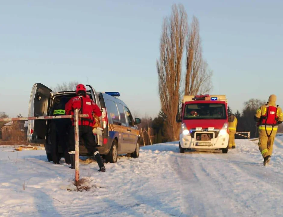 Przymarzł do tafli lodu z dala od brzegu. Musiała interweniować straż