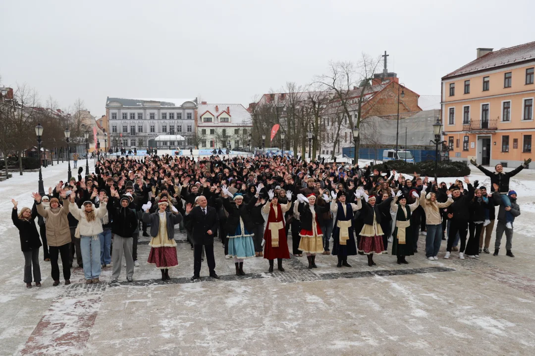 Polonez maturzystów na Starym Rynku. To już 21. raz! [ZDJĘCIA]