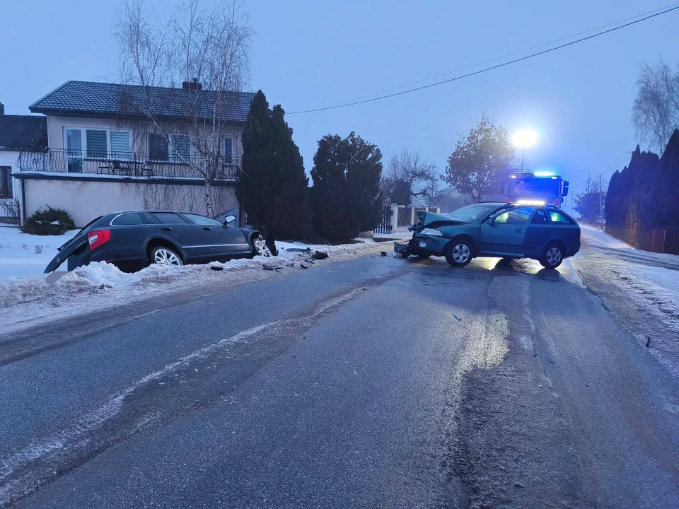 Czołowe zderzenie tuż pod Płockiem. Auto skończyło w rowie [ZDJĘCIA]