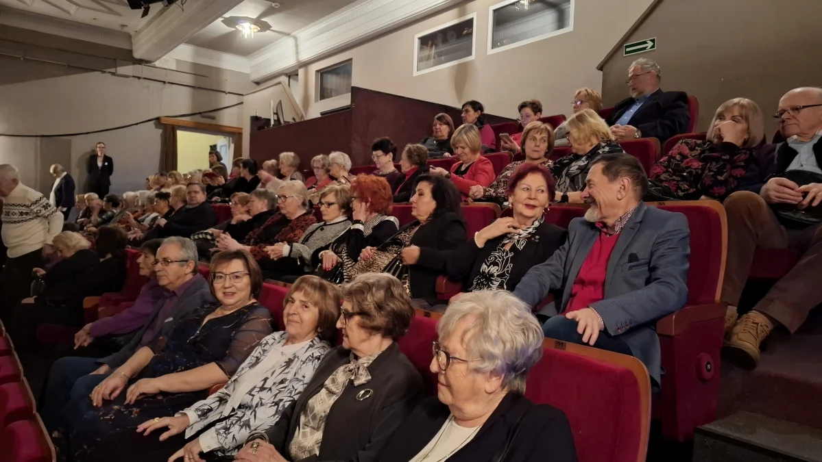 Seniorzy nie zwalniają tempa mimo zimy. Wyjazd SUTW do Teatru Ateneum