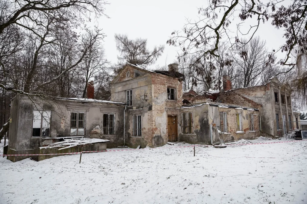 Ten dwór w woj. łódzkim latami popadał w ruinę. Teraz ma odzyskać dawny blask (ZDJĘCIA)