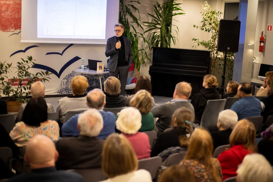 Twarzą w twarz z prawą ręką noblistki. Michał Rusinek zawitał do kutnowskiej biblioteki (ZDJĘCIA)