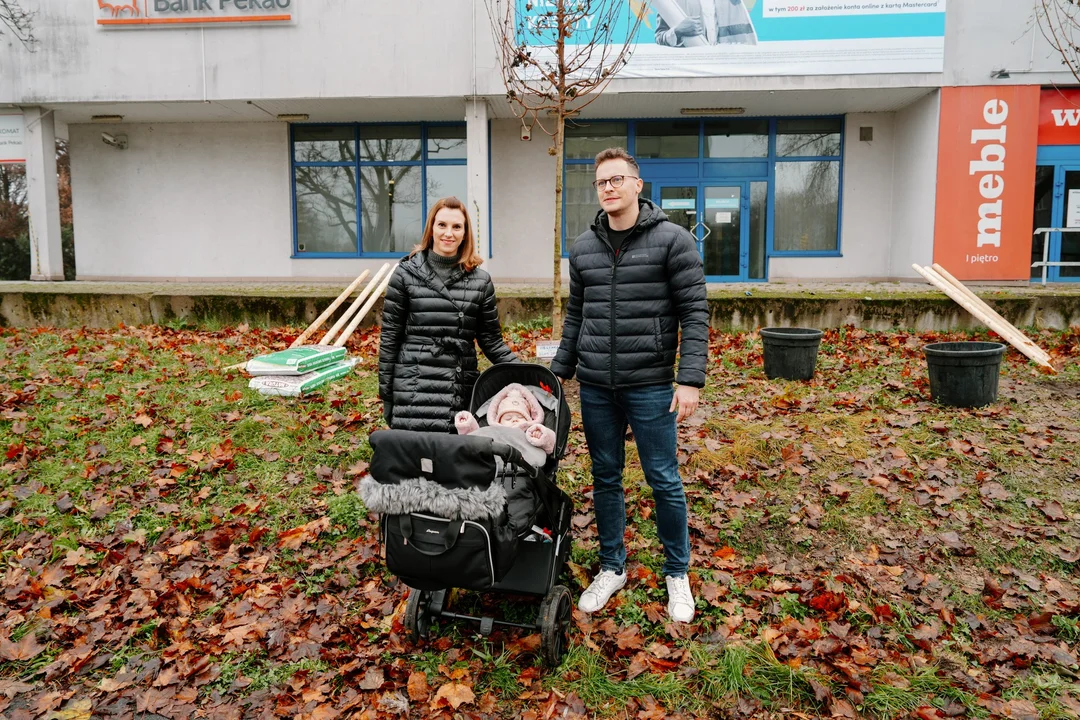 Każde dziecko z własnym drzewem! W Płocku trwa wyjątkowa akcja sadzenia