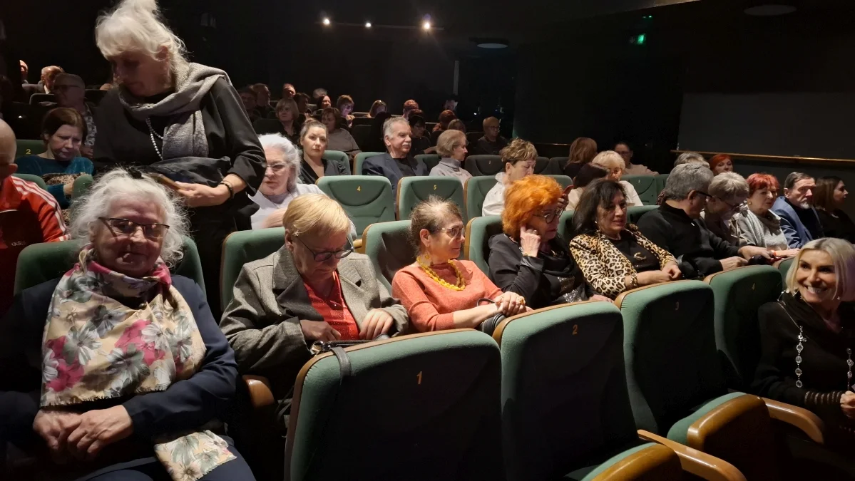 Emocje, humor i wielkie przeboje. Seniorzy odwiedzili teatr (ZDJĘCIA)
