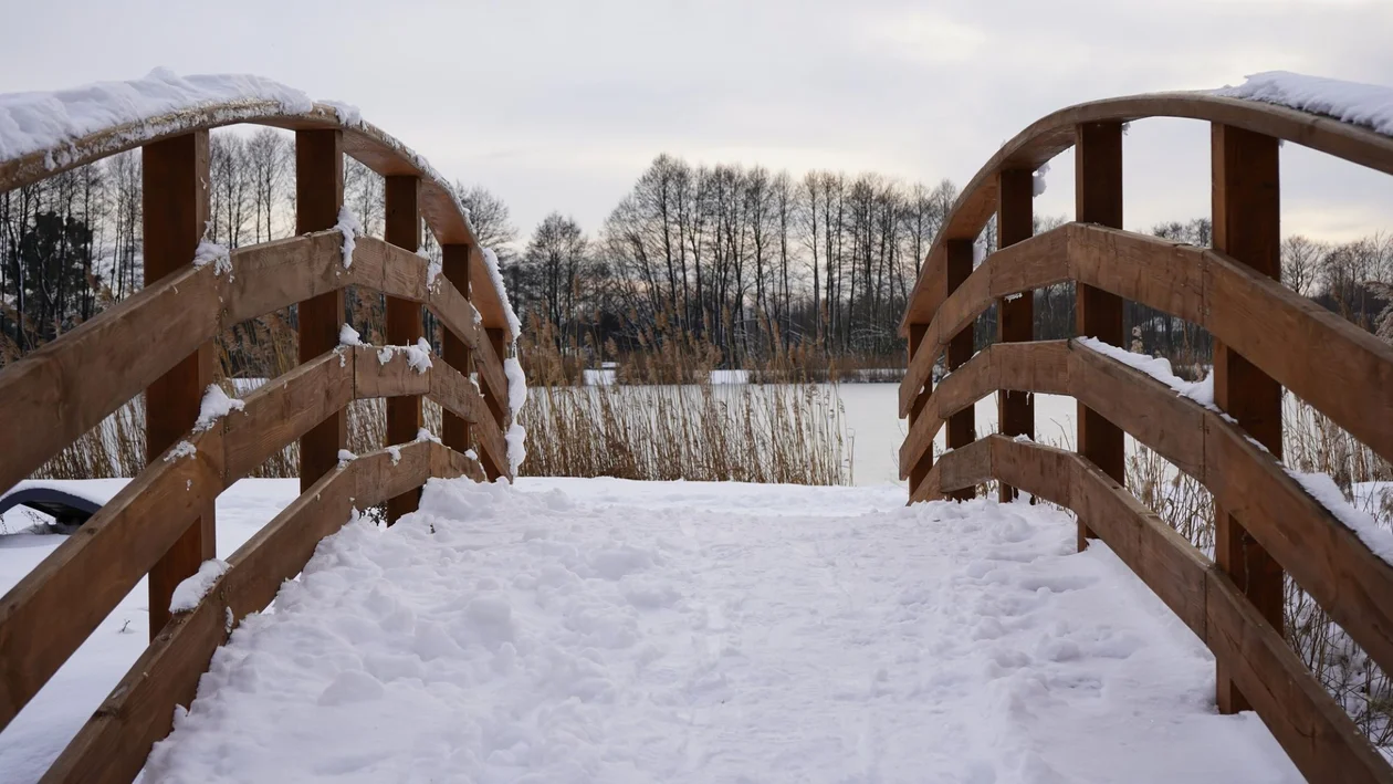 O tym miejscu pod Łodzią wie mało kto. Są tu pływające pomosty!