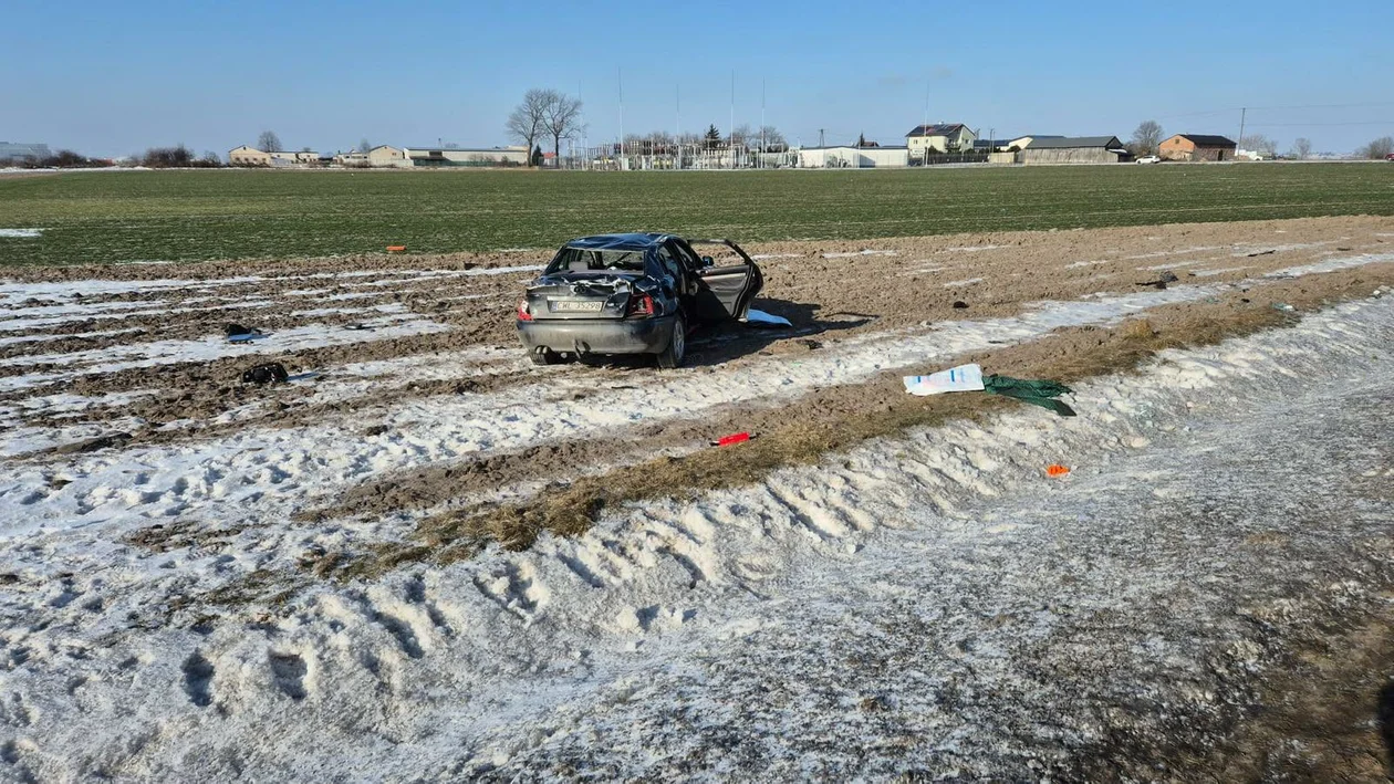Śmiertelny wypadek w Łódzkiem. Audi dachowało, nie żyje jedna osoba