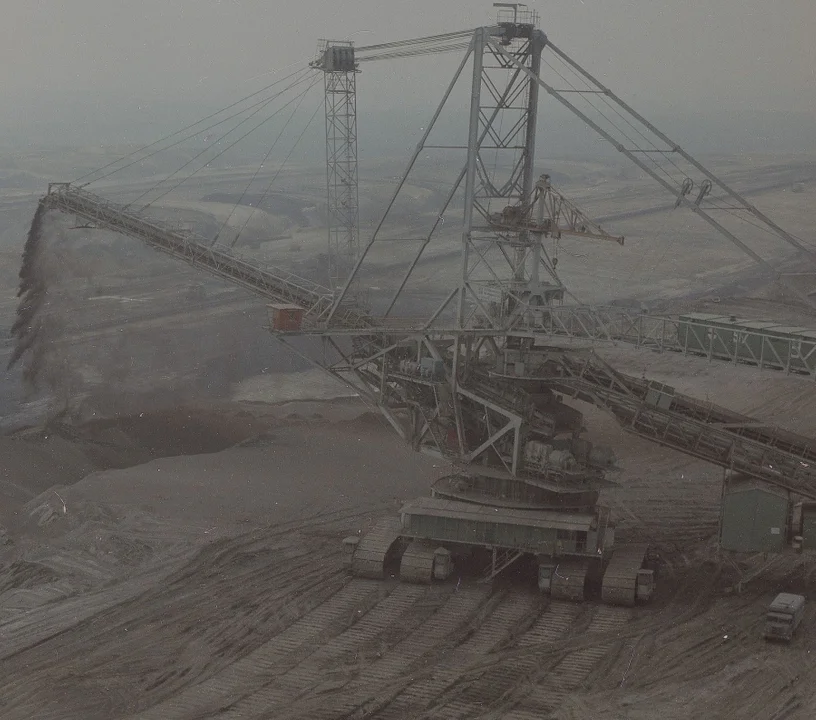 Jak wydobywano węgiel w Bełchatowie? Pierwsze lata odkrywki na historycznych kadrach [ZDJĘCIA]