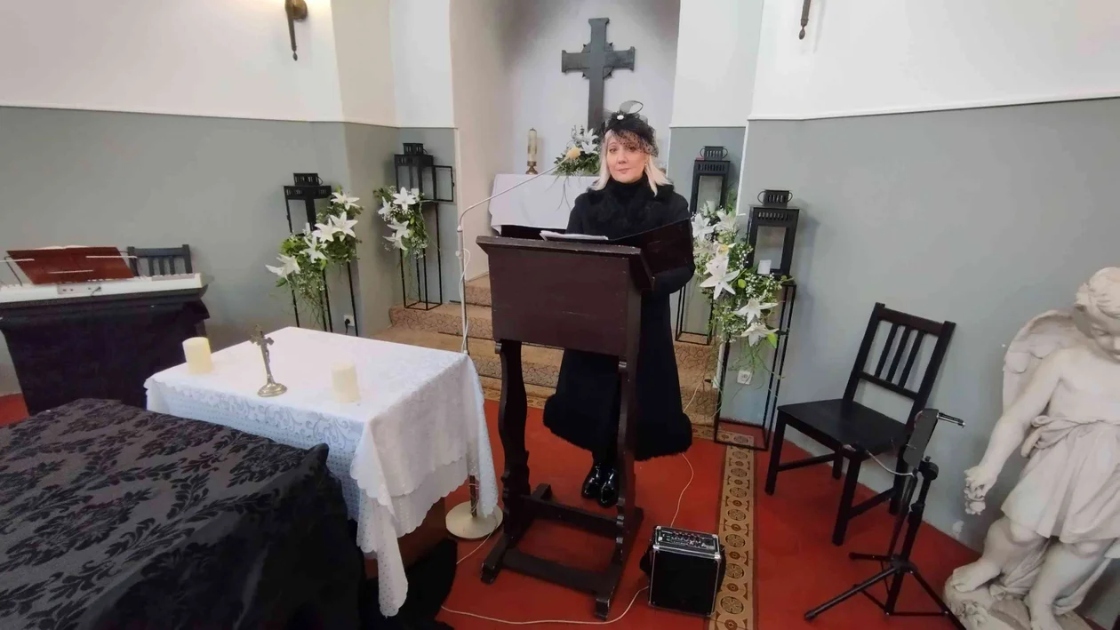 Byłam na świeckim pogrzebie. Uderzyły mnie otwartość, empatia i... Czerwone Gitary zamiast marszu pogrzebowego [FOTO]