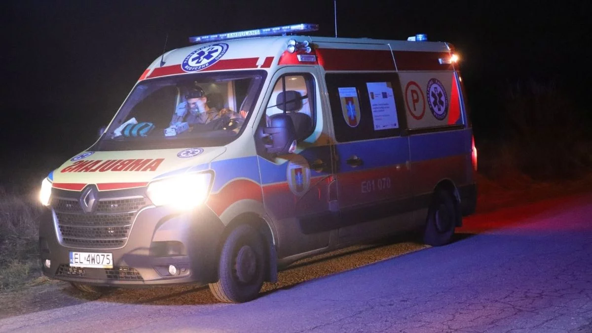 Panie z Koła Gospodyń Wiejskich wyciągnęły karetkę ze śniegu. Wcześniej nie dał rady choćby ciągnik